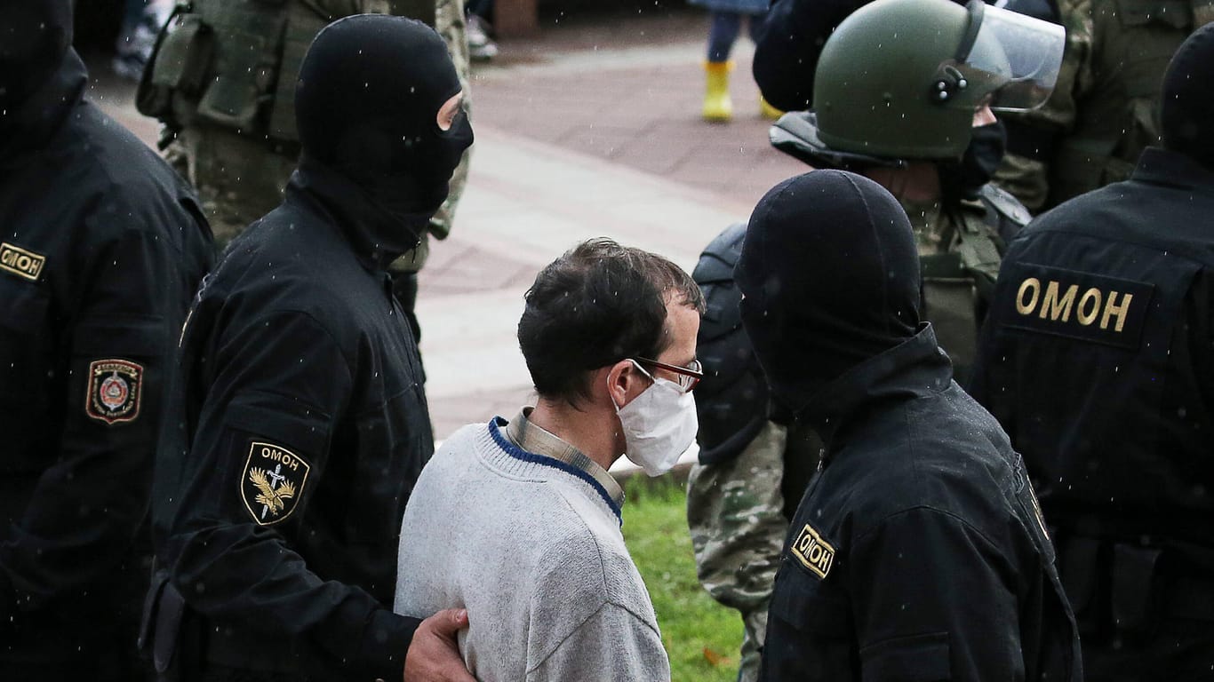 Die Hauptstadt Minsk im August 2020: Die belarussische Polizei nimmt einen Demonstranten fest, der gegen die Wahl Lukaschenkos protestiert hatte.