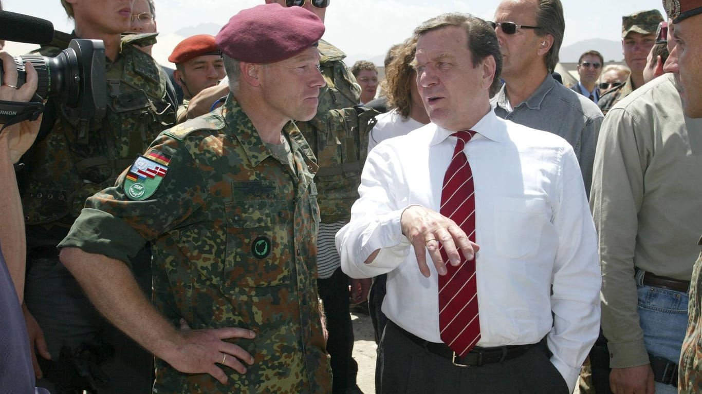 Gerhard Schröder 2002 beim Besuch im deutschen Feldlager.