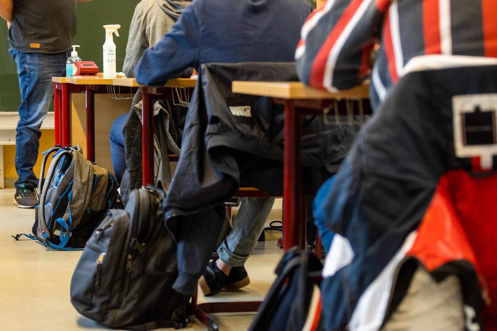 Zurück in die Schule: Welchen Sitznachbarn sich Kinder aussuchen, kann ihre Noten beeinflussen. Lässt sich dieser Effekt positiv nutzen?