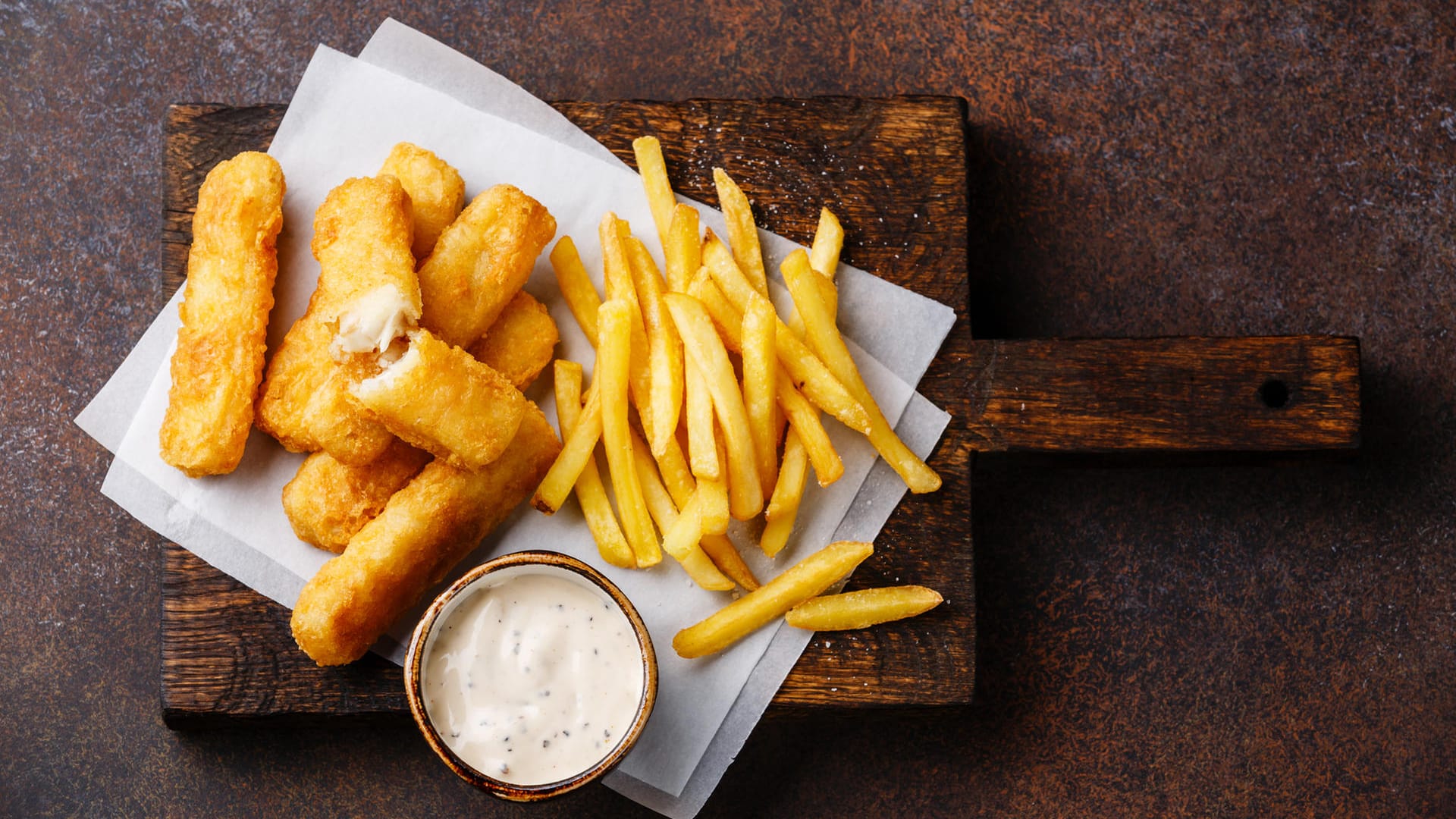 Fischstäbchen: Als Beilage passen Pommes gut dazu.