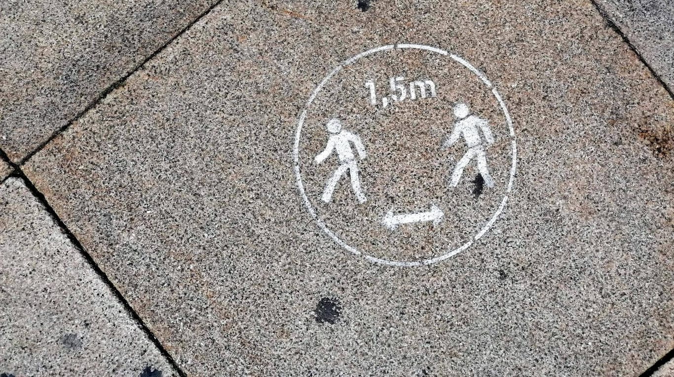 Ein Zeichen am Boden, dass auf den Mindestabstand von 1,5 Metern hinweist (Archivbild): In den kommenden Wochen könnten neue Regeln gelten.