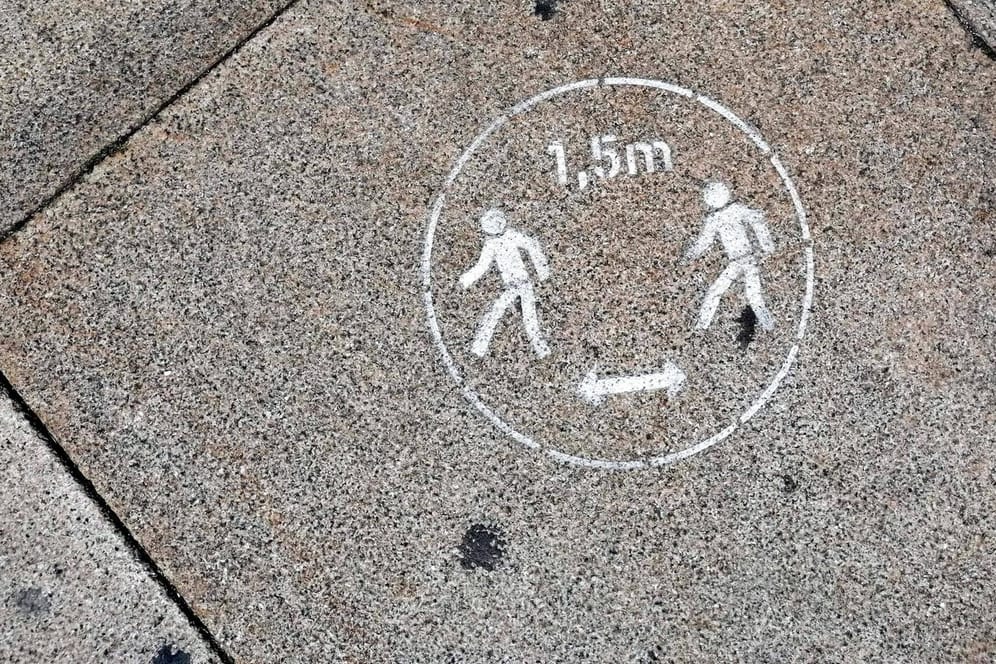 Ein Zeichen am Boden, dass auf den Mindestabstand von 1,5 Metern hinweist (Archivbild): In den kommenden Wochen könnten neue Regeln gelten.