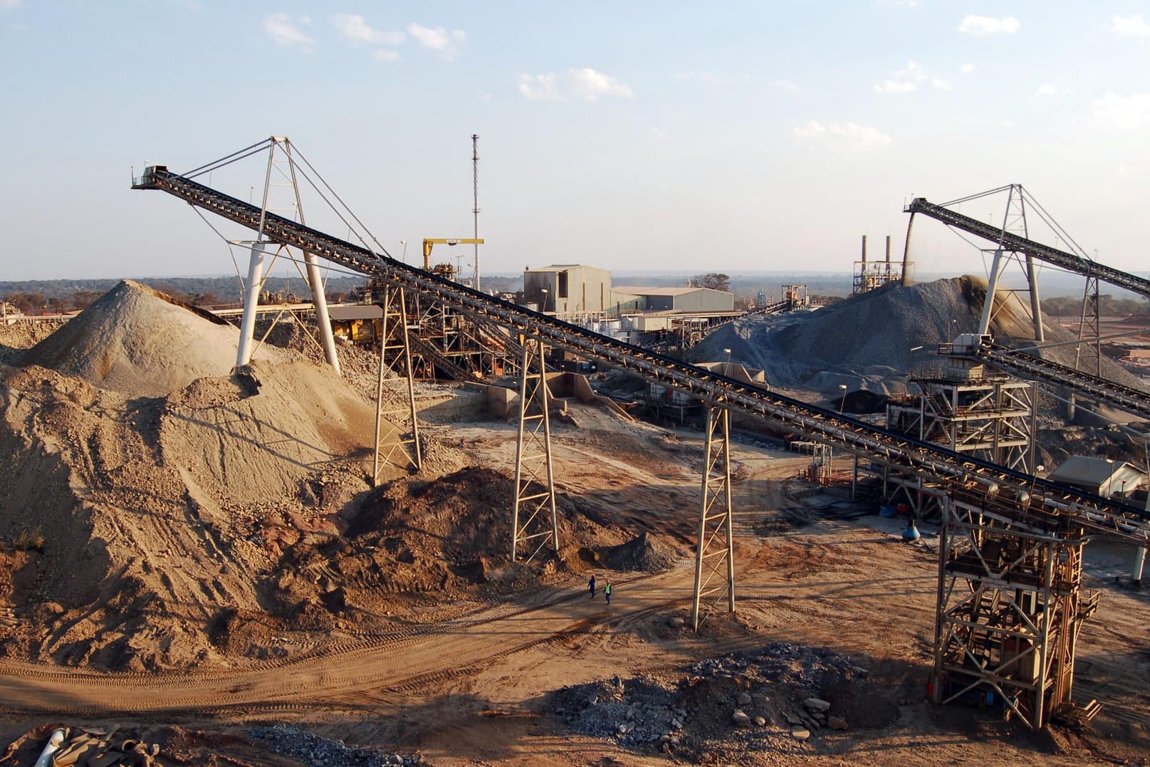 Förderung seltener Mineralien (Rohstoffe): Afghanistan hat eine Vielzahl seltener Erden und wichtiger Rohstoffe – auf die eine nachhaltiger Wirtschaft angewiesen ist. Förderung seltener Mineralien (Rohstoffe): Afghanistan hat eine Vielzahl seltener Erden und wichtiger Rohstoffe – auf die eine nachhaltiger Wirtschaft angewiesen ist.