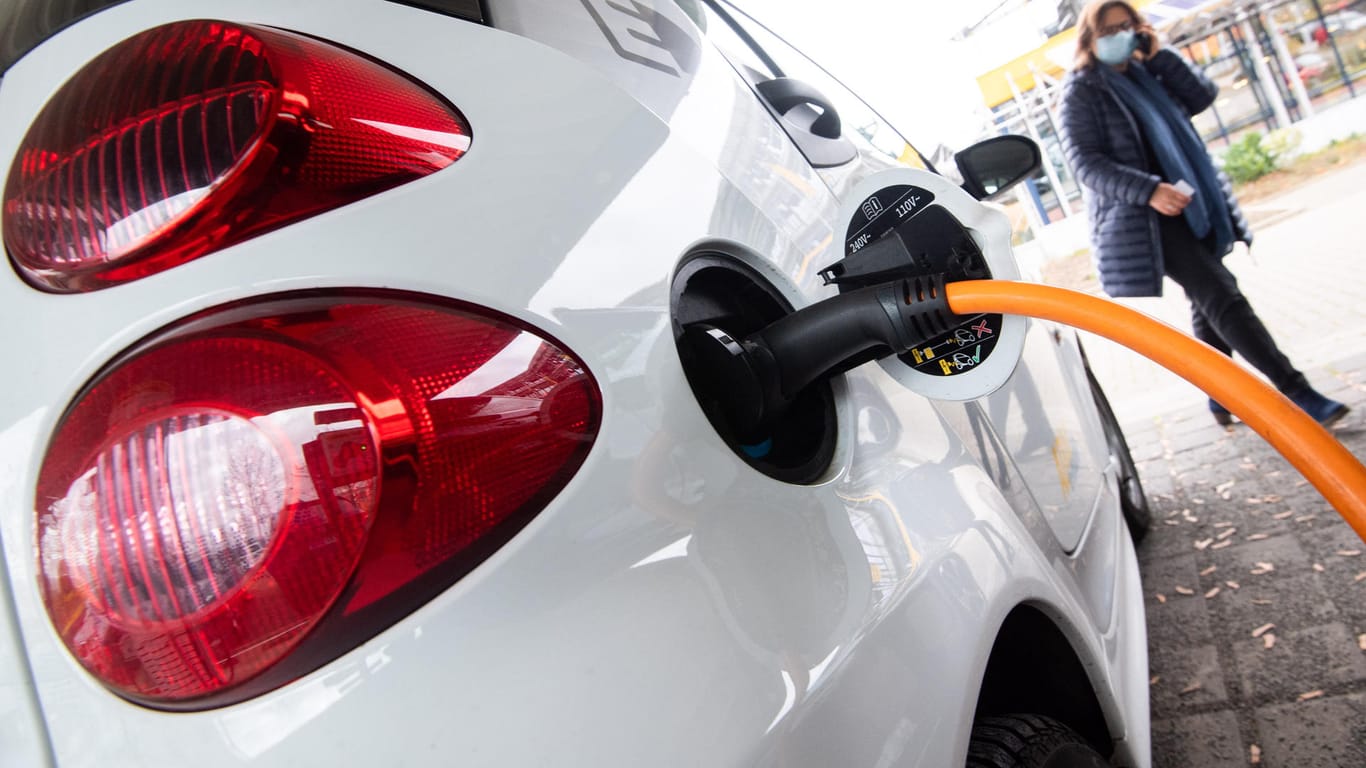 Strom laden: Laut einer neuen Berechnung ist es deutlich günstiger als Benzin zu tanken.