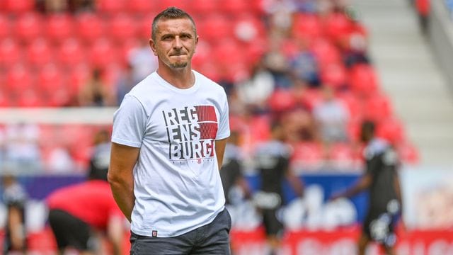 Regensburgs Trainer Mersad Selimbegovic versucht, die Euphorie zu bremsen. Regensburgs Trainer Mersad Selimbegovic versucht, die Euphorie zu bremsen.