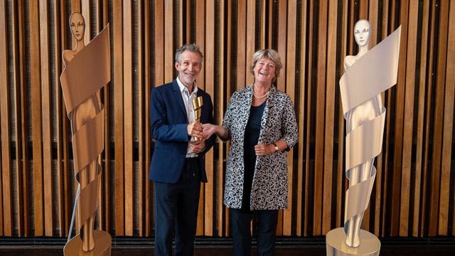 Ulrich Matthes (l), Schauspieler und Präsident der Deutschen Filmakademie, und Monika Grütters (CDU), Staatsministerin für Kultur und Medien, mit der goldenen Lola.