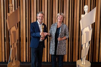 Ulrich Matthes (l), Schauspieler und Präsident der Deutschen Filmakademie, und Monika Grütters (CDU), Staatsministerin für Kultur und Medien, mit der goldenen Lola.