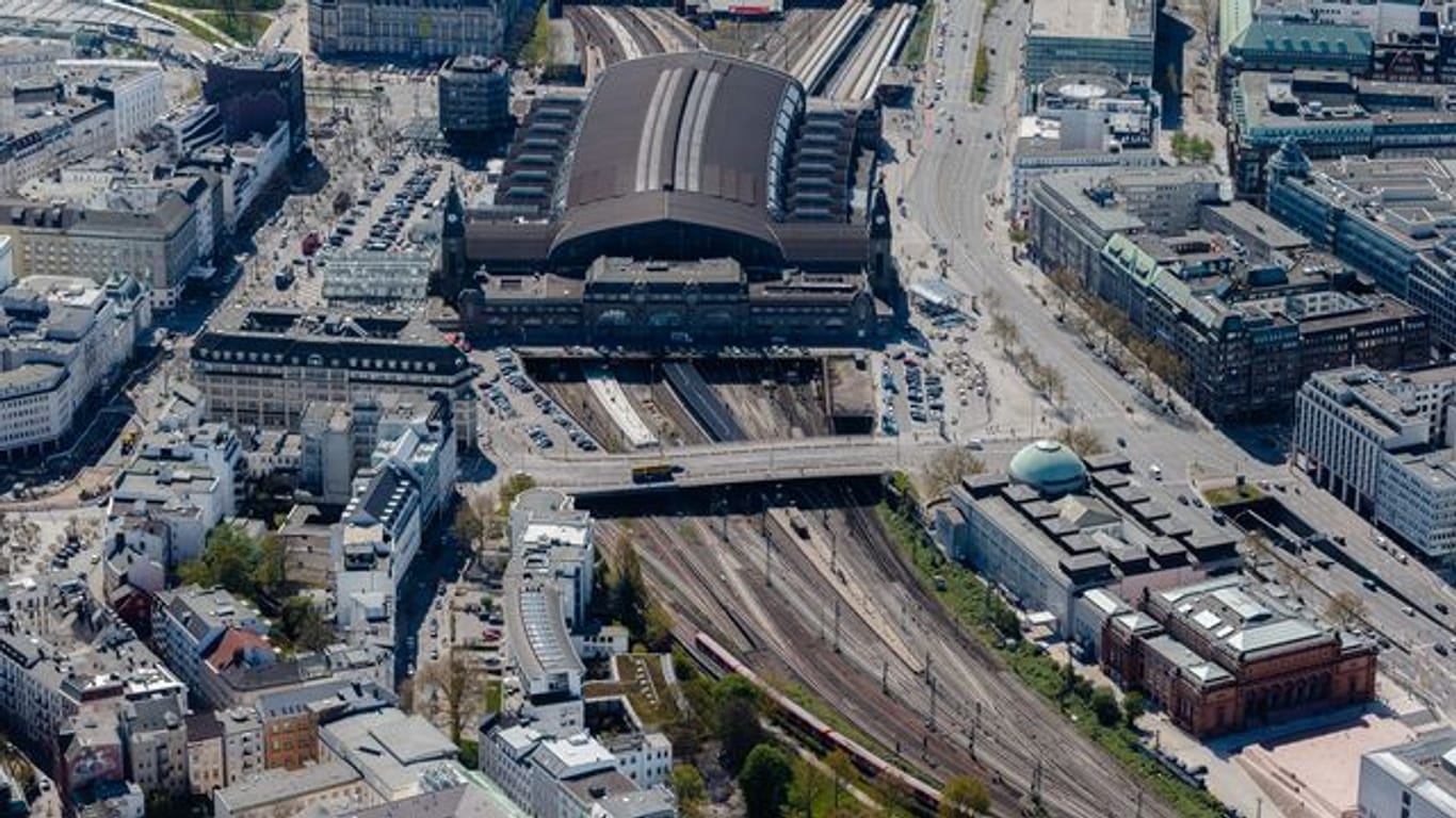 Blick auf den Hamburger Hauptbahnhof: Bei Bauarbeiten in der Nähe wurden möglicherweise Kampfmittel gefunden.