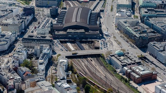 Blick auf den Hamburger Hauptbahnhof: Bei Bauarbeiten in der Nähe wurden möglicherweise Kampfmittel gefunden.