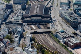 Blick auf den Hamburger Hauptbahnhof: Bei Bauarbeiten in der Nähe wurden möglicherweise Kampfmittel gefunden.