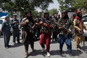 Taliban-Kämpfer in Kabul: Mehrere Kontrollpunkte musste Asib Malekzada passieren, bevor er den Flughafen mit seiner Verlobten erreichte.