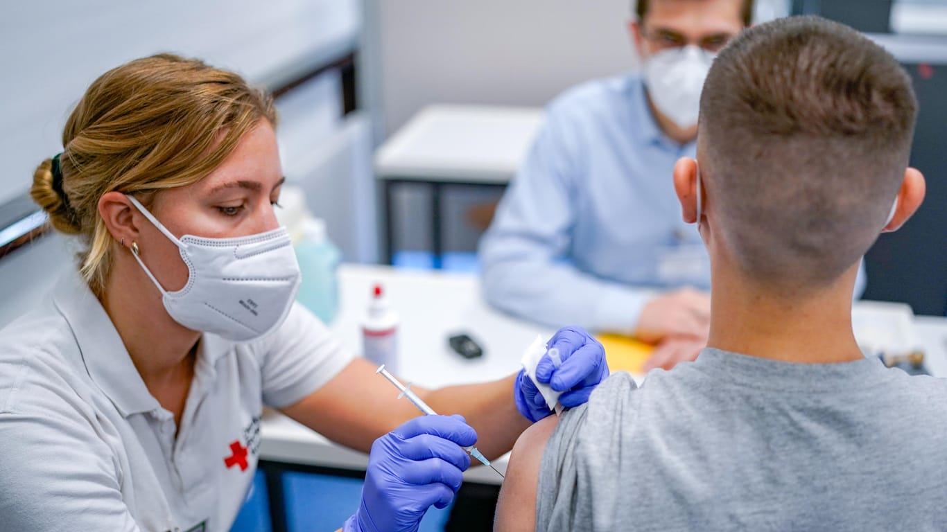 An der Leif-Eriksson-Gemeinschaftsschule in Kiel wird ein Schüler geimpft: Die Impfaktion soll an 250 Schulstandorten in Schleswig-Holstein stattfinden.