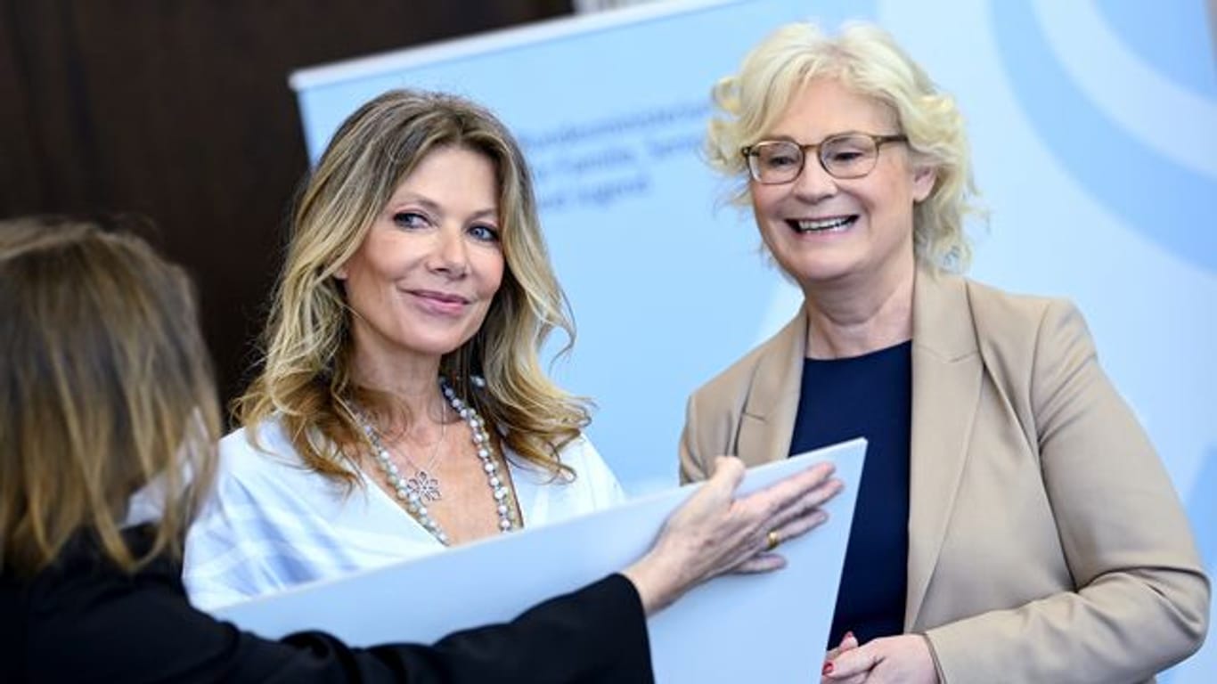 Ursula Karven (l), Schauspielerin, übergibt die Petition #TheLouderVoices an Christine Lambrecht (SPD), Bundesministerin der Justiz und für Verbraucherschutz.
