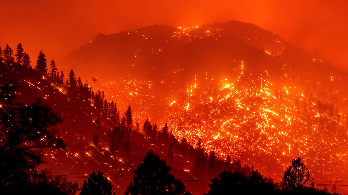 Glut des so genannten Dixie-Feuers an den Hängen in Kalifornien: Viele Ortschaften sind durch die Flammen bedroht.
