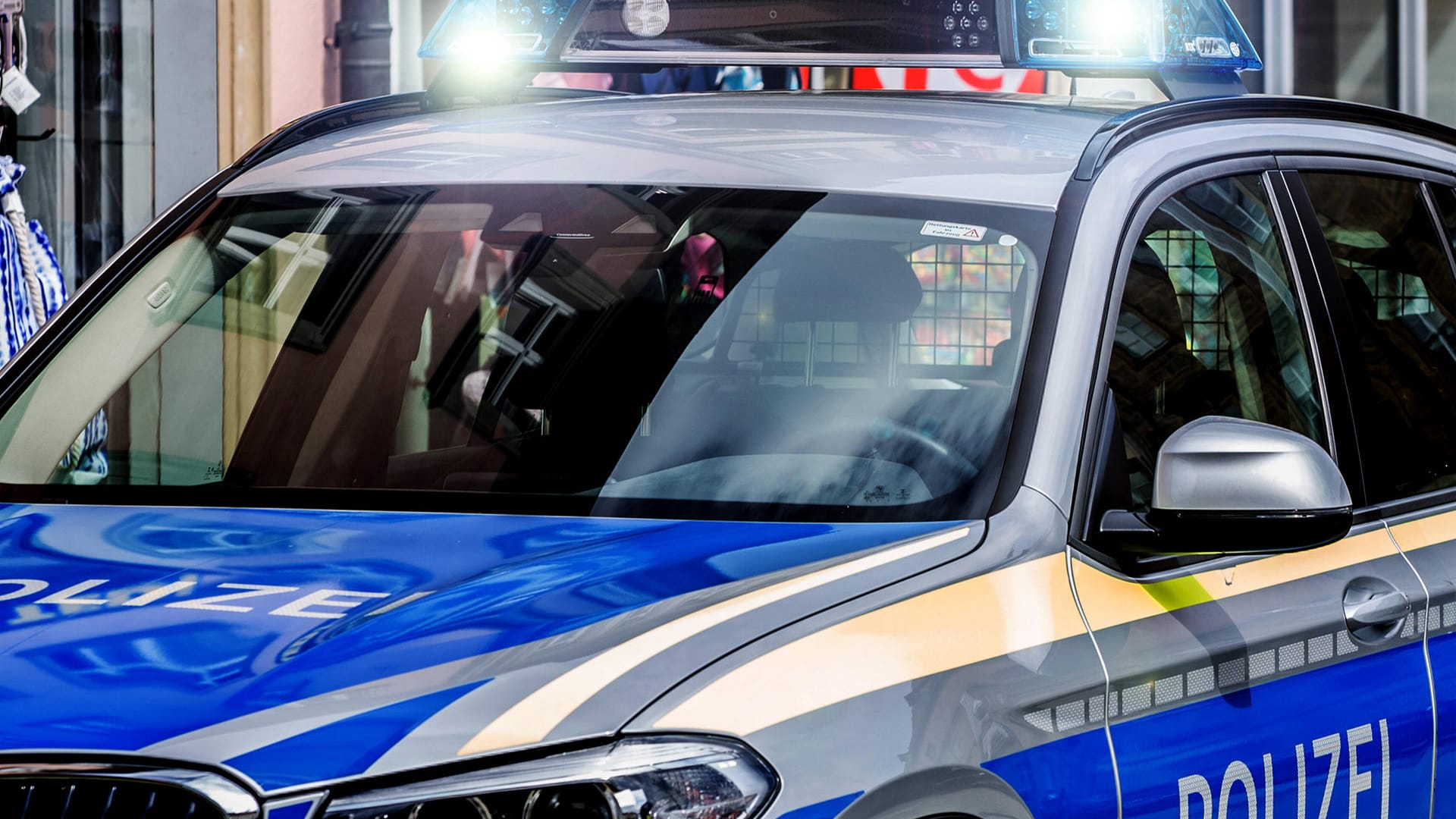 Ein Einsatzfahrzeug der Polizei (Symbolbild): Als die Beamten am Tatort erschienen, ergriffen die Diebe die Flucht. Ein Einsatzfahrzeug der Polizei (Symbolbild): Als die Beamten am Tatort erschienen, ergriffen die Diebe die Flucht.
