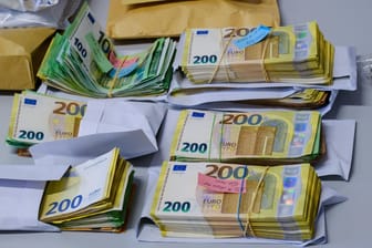 Beschlagnahmtes Bargeld (Symbolbild): Die Anti-Geldwäsche-Einheit des Zolls bekämpft Geldwäsche in Deutschland.