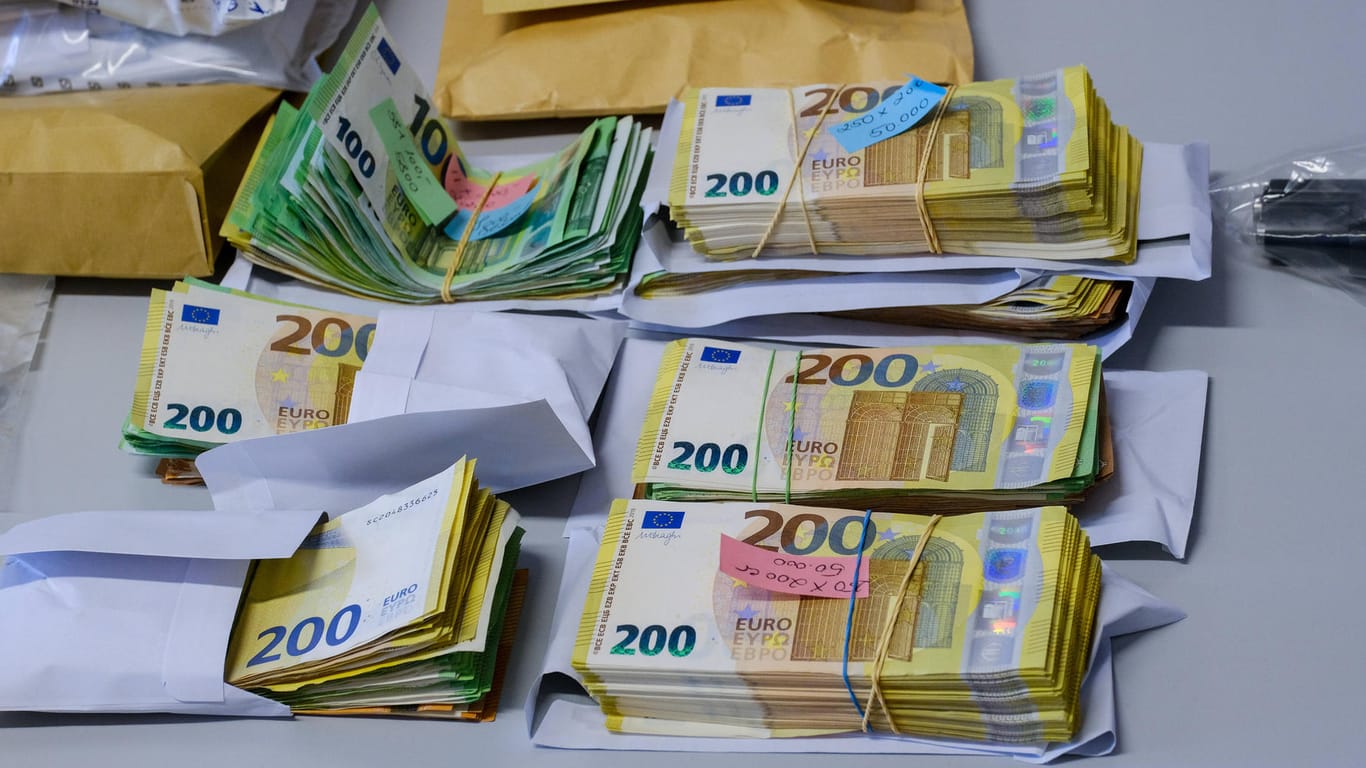 Beschlagnahmtes Bargeld (Symbolbild): Die Anti-Geldwäsche-Einheit des Zolls bekämpft Geldwäsche in Deutschland.