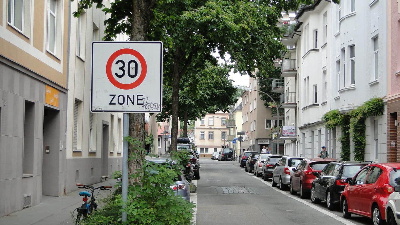 Ein Schild weist auf eine 30er-Zone hin: In vielen Straßen des dicht besiedelten Kölner Bezirks Nippes gilt schon heute Tempo 30 – bald soll das ausgeweitet werden.