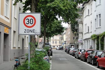 Ein Schild weist auf eine 30er-Zone hin: In vielen Straßen des dicht besiedelten Kölner Bezirks Nippes gilt schon heute Tempo 30 – bald soll das ausgeweitet werden.