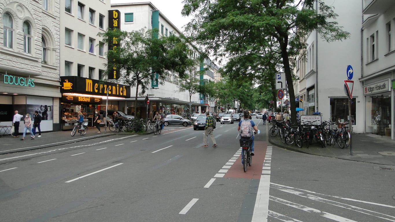 Auf der Neusser Straße teilen sich Autos, Radfahrer und Fußgänger den Raum: Auch dort soll bald Tempo 30 herrschen. Die Straße ist jedoch Teil der Bundesstraße B9, was das Vorhaben erschwert.