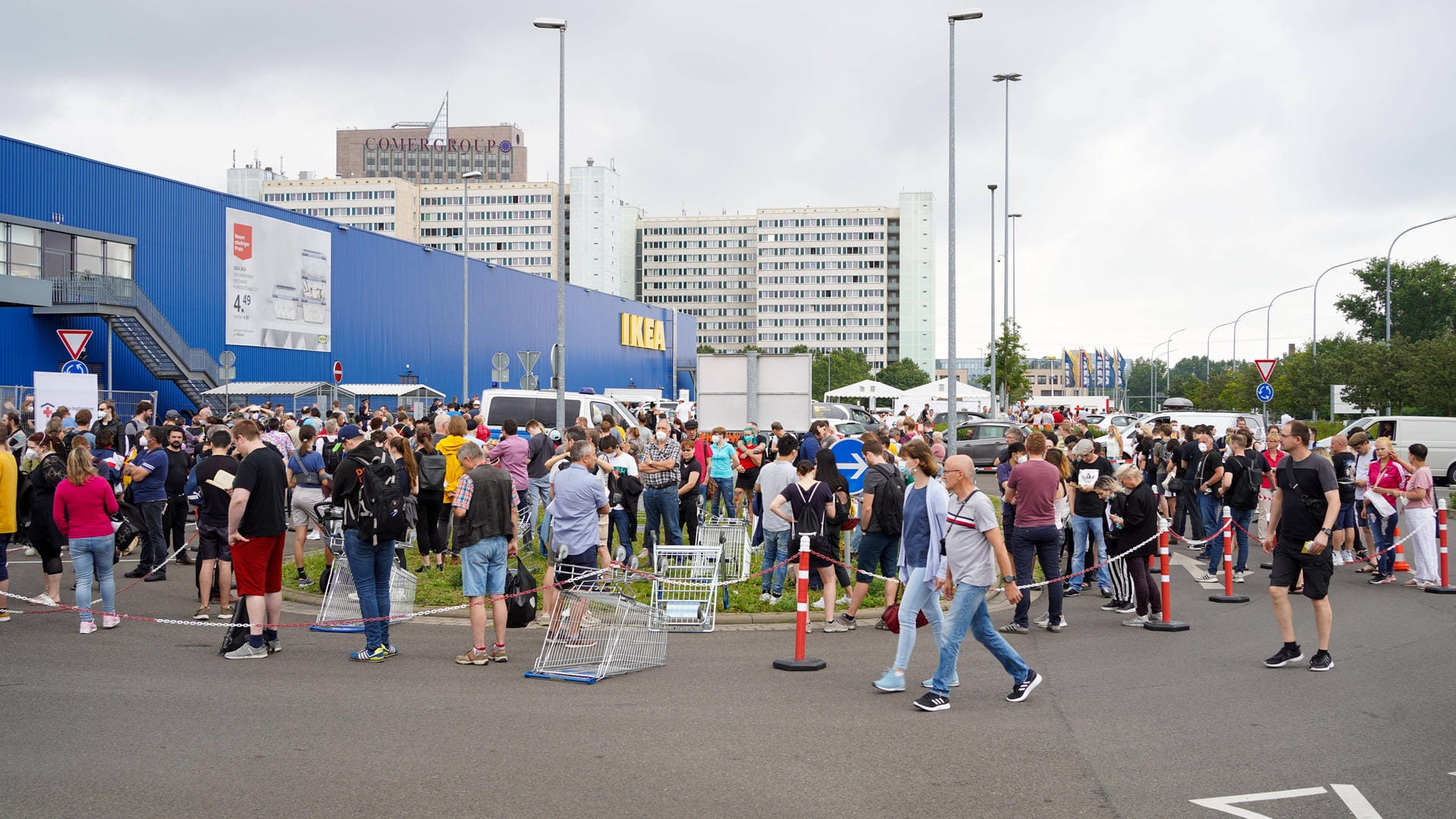 Eröffnung eines Berliner Corona-Impf-Drive-in auf dem Ikea-Parkplatz im Bezirk Lichtenberg: Täglich gibt es mehrere Hundert Corona-Neuinfektionen. Das Impfen ist die größte Waffe gegen das Virus.