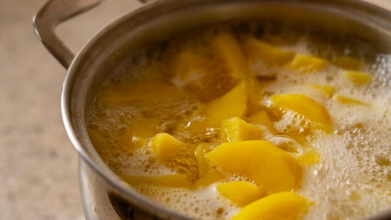 Kartoffeln: Beim Kochen tritt teilweise Eiweiß aus den Kartoffeln aus und bildet Schaum an der Wasseroberfläche.