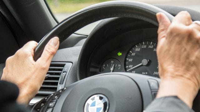 Blinker: Wer ihn falsch oder gar nicht benutzt, riskiert mehr als nur ein Bußgeld.