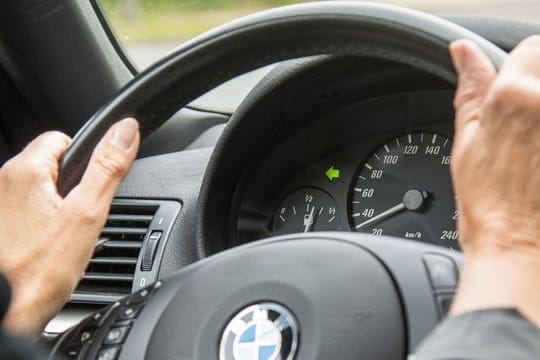 Blinker: Wer ihn falsch oder gar nicht benutzt, riskiert mehr als nur ein Bußgeld.