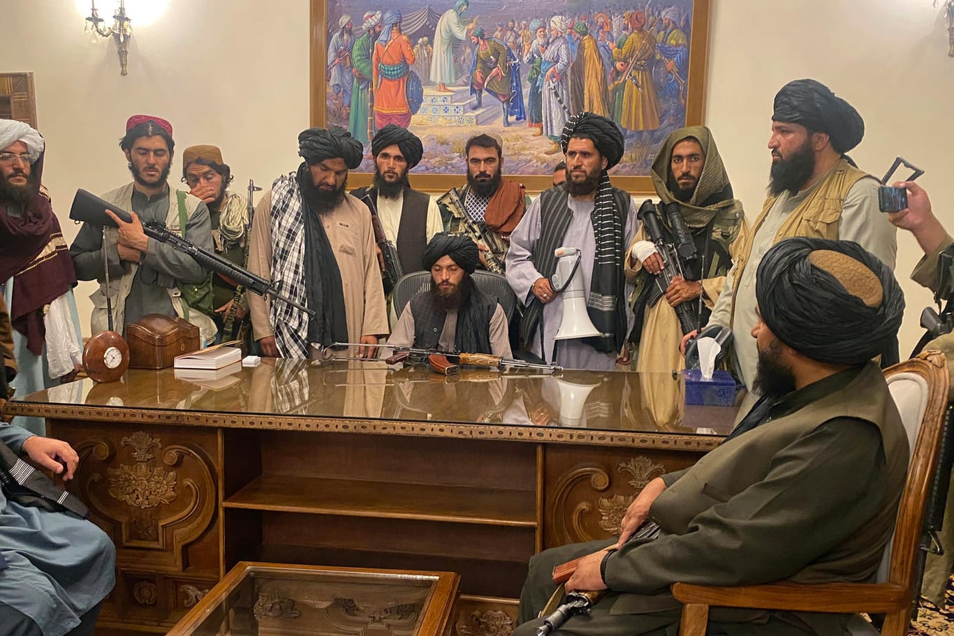 Taliban-Kämpfer im Präsidenten-Palast in Kabul: China hat bereits mit den Islamisten verhandelt.