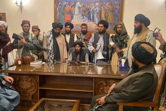 Taliban-Kämpfer im Präsidenten-Palast in Kabul: China hat bereits mit den Islamisten verhandelt.