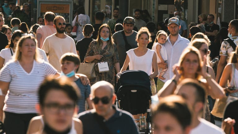 Menschen beim Shopping in Düsseldorf: In Nordrhein-Westfalen gelten ab Freitag neue Corona-Regeln.