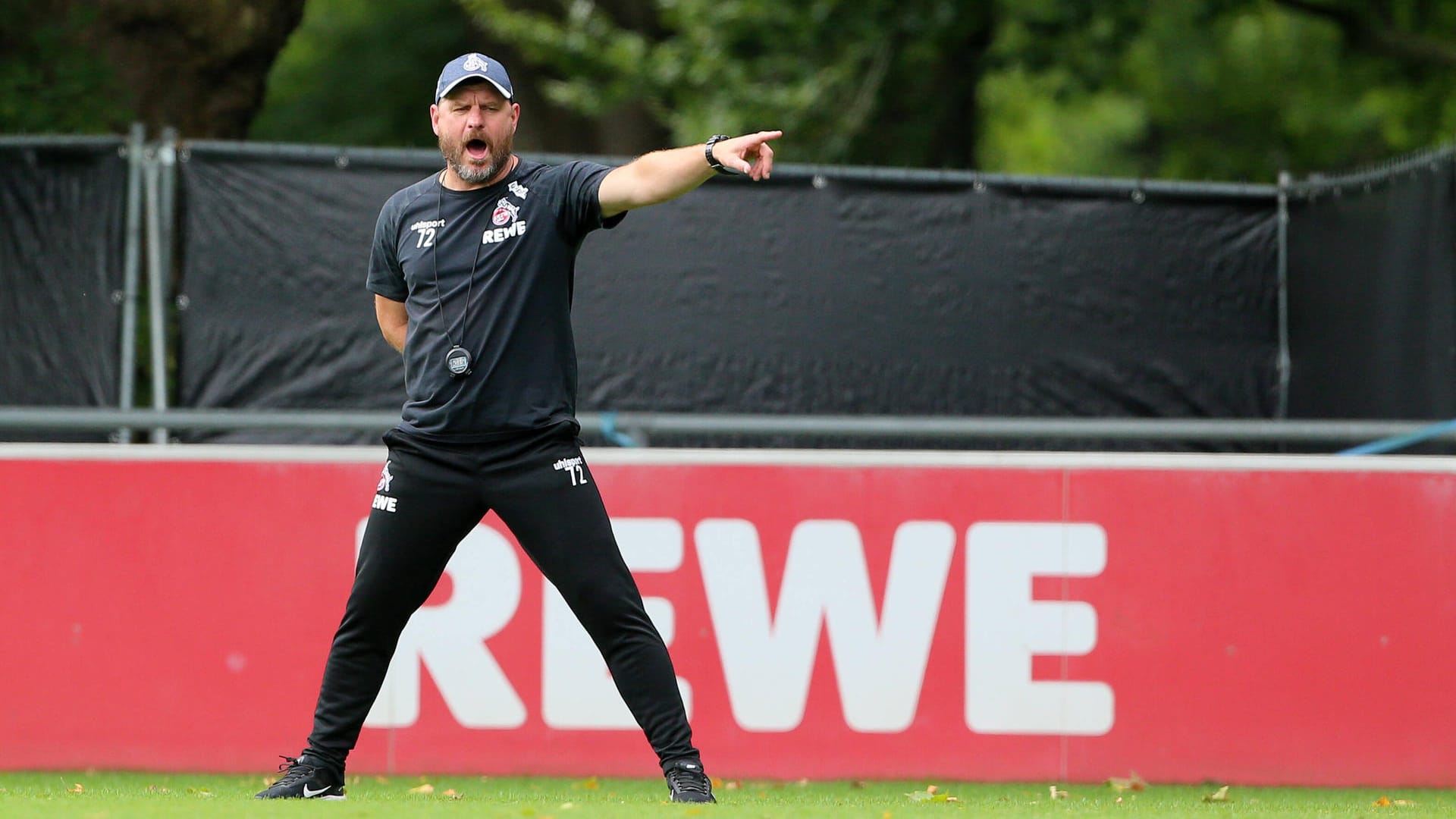 Steffen Baumgart beim Training (Archivbild): Der FC-Coach geht selbstbewusst ins Spiel gegen den FC Bayern München.