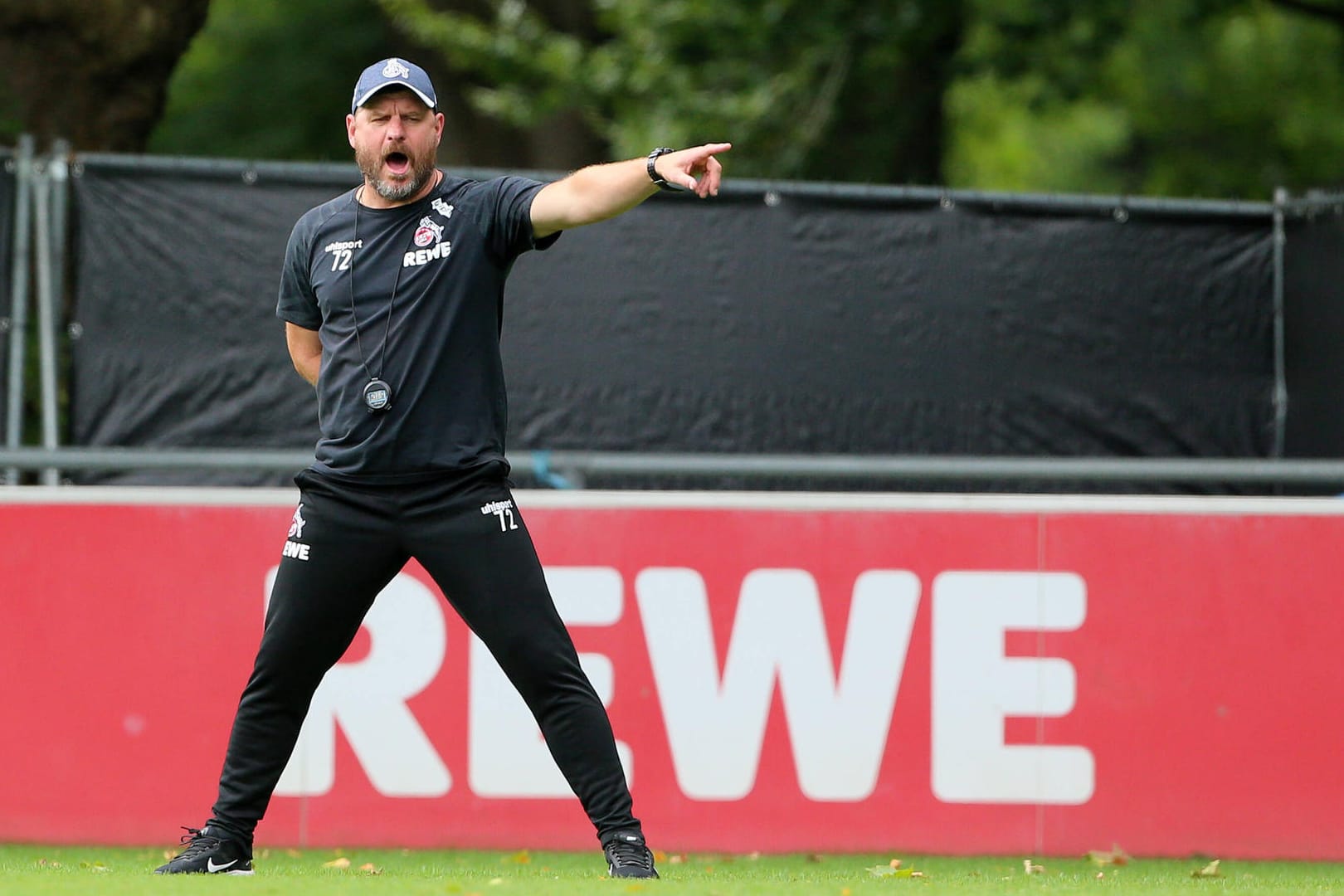 Steffen Baumgart beim Training (Archivbild): Der FC-Coach geht selbstbewusst ins Spiel gegen den FC Bayern München.