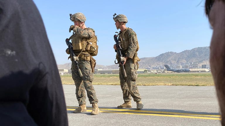 US-Soldaten am Flughafen in Kabul: Die Soldaten versuchen eine erneute Stürmung des Rollfeldes zu verhindern.