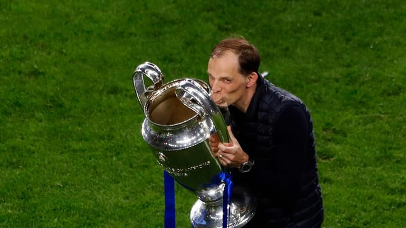 Chelseas Trainer Thomas Tuchel küsst die Trophäe nach dem Sieg im Champions-League-Finale.