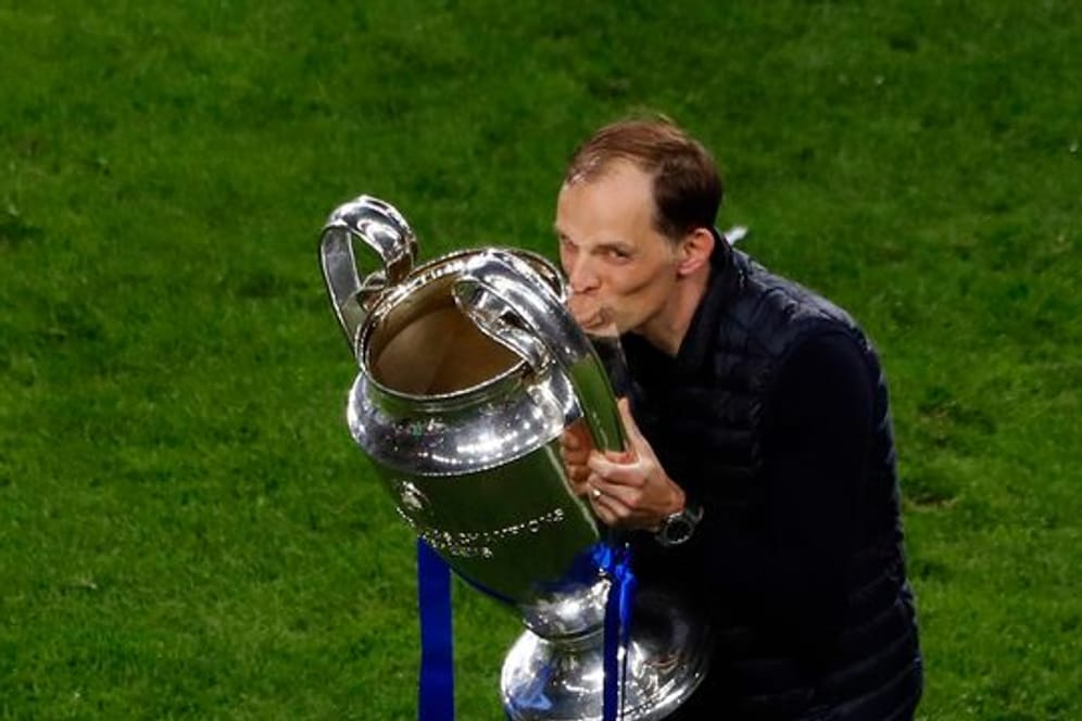 Chelseas Trainer Thomas Tuchel küsst die Trophäe nach dem Sieg im Champions-League-Finale.