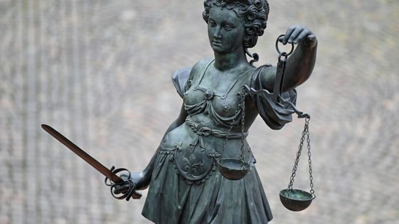 Eine Statue der Justitia mit Waage und Schwert