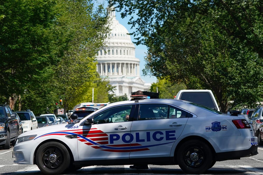 Ein Streifenwagen des Metropolitan Police Department: Die Polizei des US-Kapitols untersucht ein verdächtiges Fahrzeug.