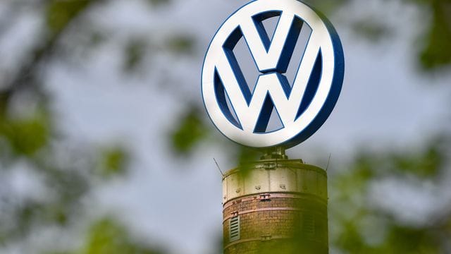 Das Volkswagen-Logo dreht sich auf einem Schornstein