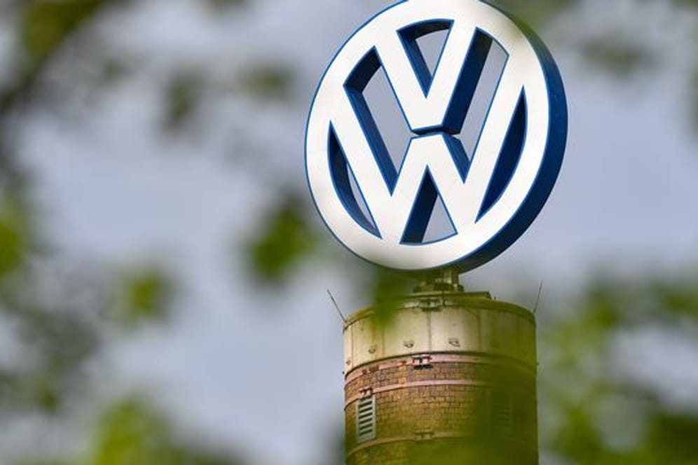 Das Volkswagen-Logo dreht sich auf einem Schornstein
