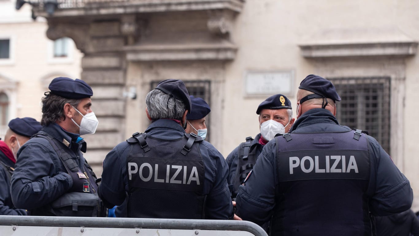 Polizisten in Rom: Ordnungskräfte seien bei der Party in der Nähe von Rom vor Ort, um Menschen daran zu hindern, zur Party zu kommen.
