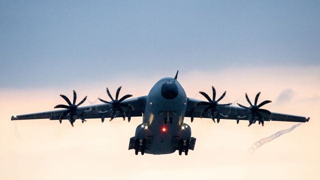 Ein Transportflugzeug hebt ab Ein Transportflugzeug hebt ab