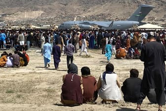 Kabul: Hunderte von Menschen versammeln sich in der Nähe eines C-17-Transportflugzeugs der US-Luftwaffe.