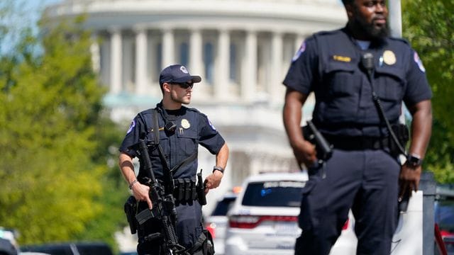 Beamten der Polizei des US-Kapitols stehen in der Nähe des US-Kapitols und der Kongressbibliothek.