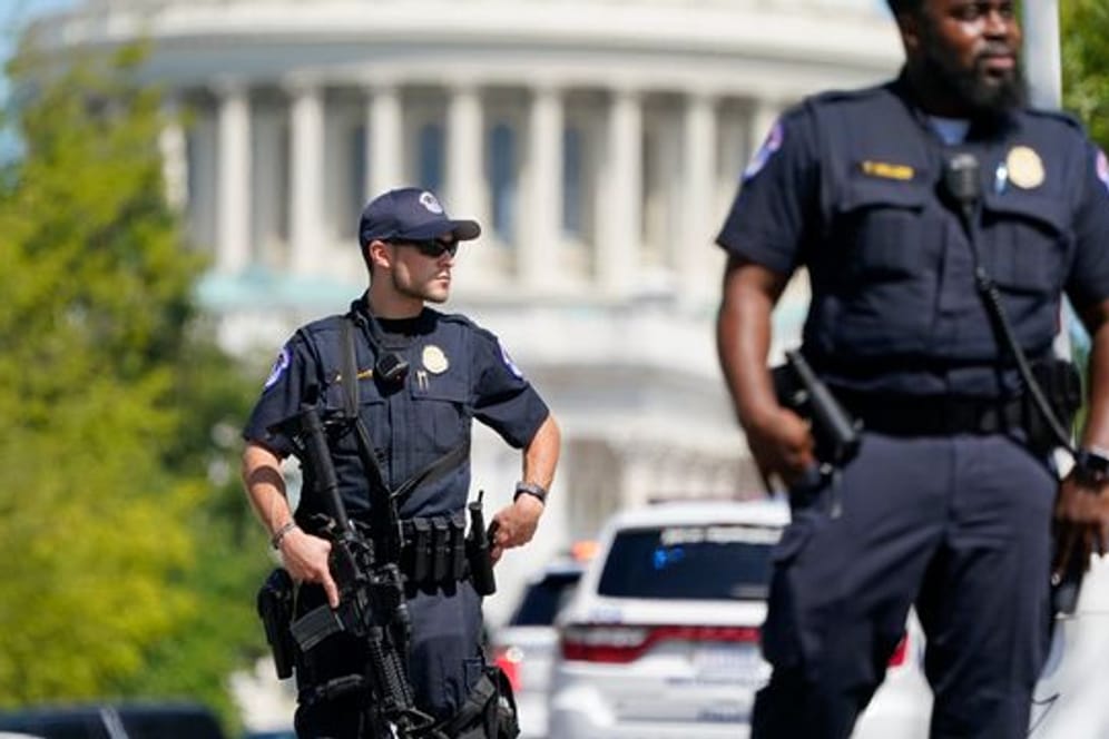 Beamten der Polizei des US-Kapitols stehen in der Nähe des US-Kapitols und der Kongressbibliothek.