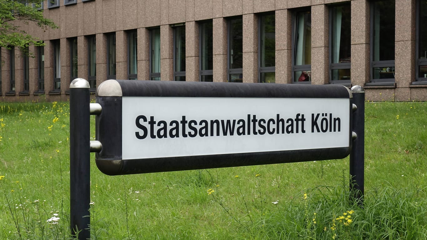 Ein Schild vor der Staatsanwaltschaft in Köln (Archivbild): Vor dem Landgericht ist eine Juristin angeklagt, die ihren Schwiegervater versucht haben soll zu töten.