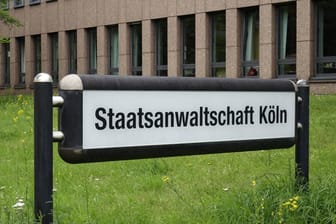 Ein Schild vor der Staatsanwaltschaft in Köln (Archivbild): Vor dem Landgericht ist eine Juristin angeklagt, die ihren Schwiegervater versucht haben soll zu töten.