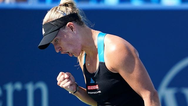 Kerber ballt die Faust und jubelt - gegen Jelena Ostapenko setzt sie sich 4:6, 6:2, 7:5 durch.