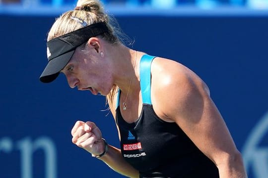 Kerber ballt die Faust und jubelt - gegen Jelena Ostapenko setzt sie sich 4:6, 6:2, 7:5 durch.