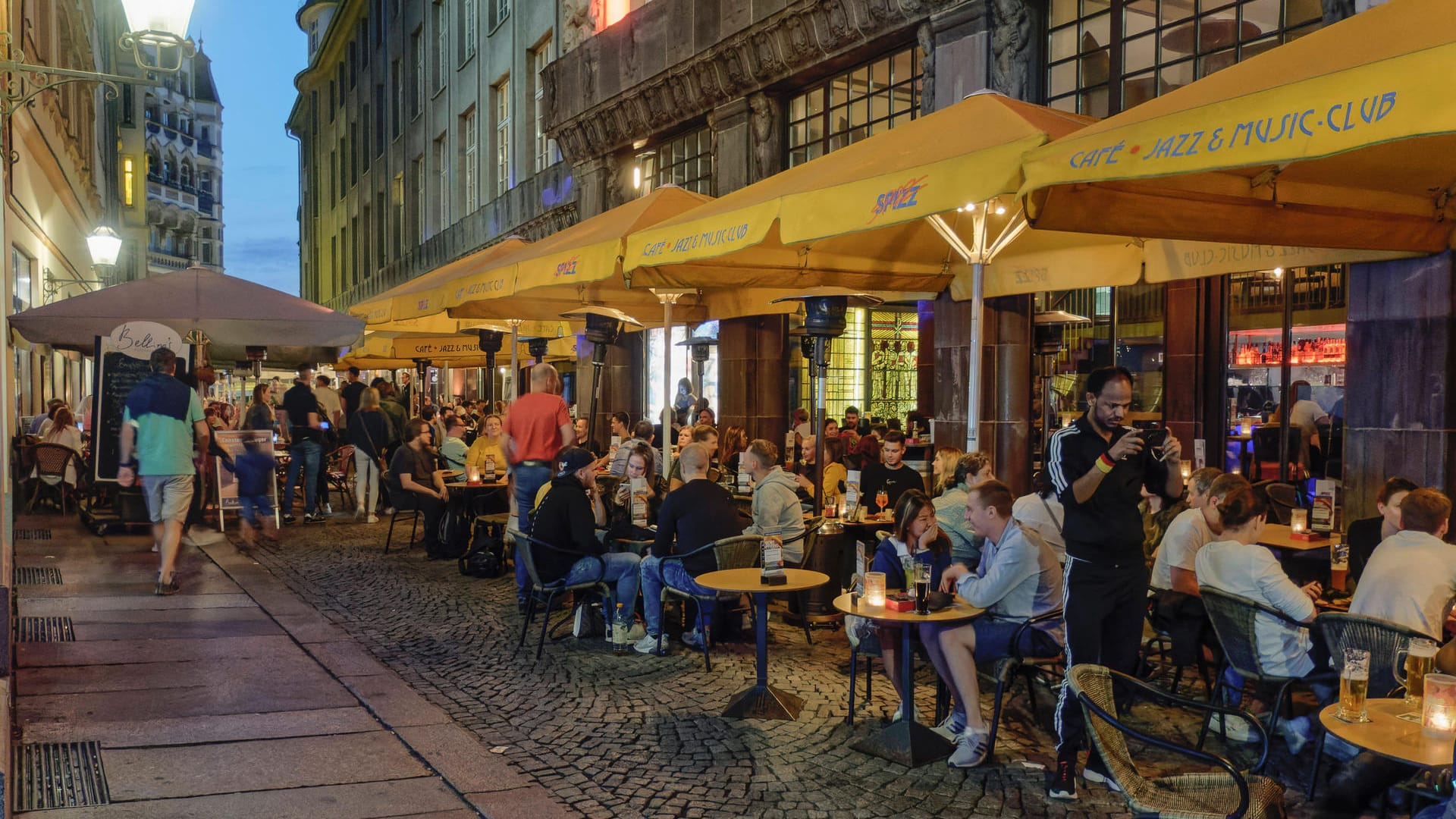 Menschen sitzen in Cafés: Das RKI verzeichnet mehr positive Corona-Fälle. Menschen sitzen in Cafés: Das RKI verzeichnet mehr positive Corona-Fälle.